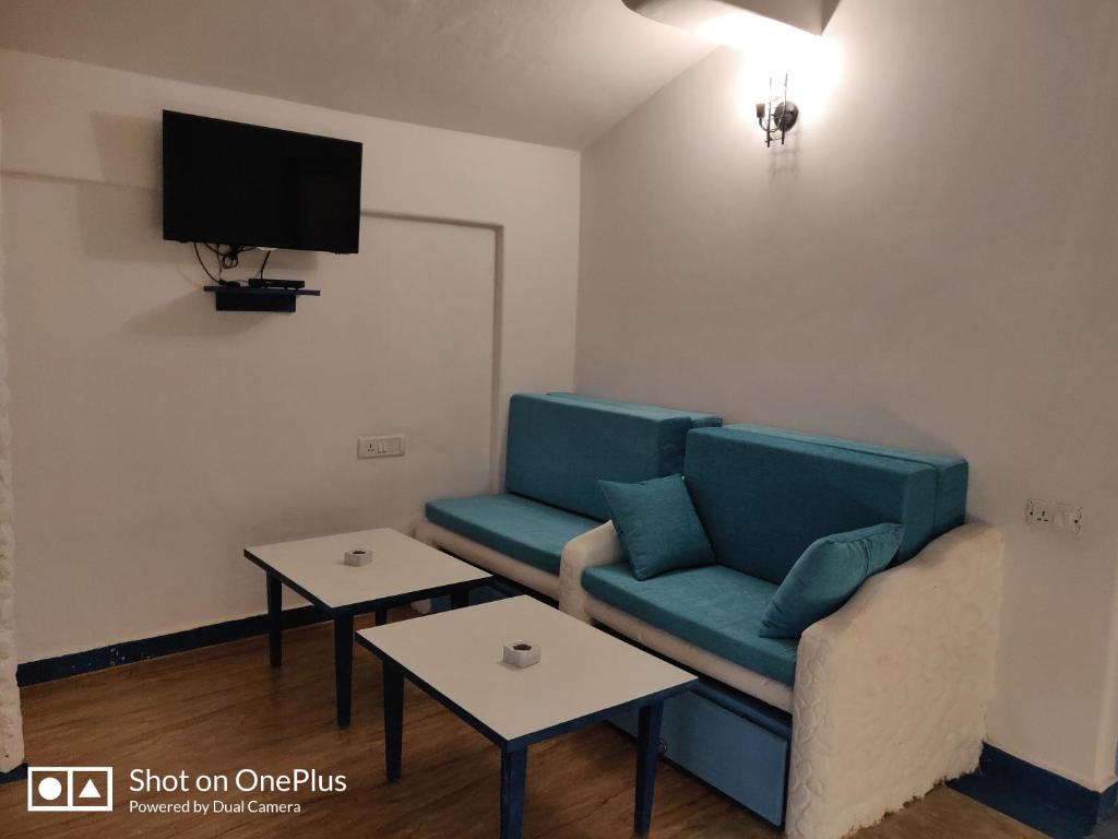 TV a/nebo společenská místnost v ubytování Makarios Boutique Hotel