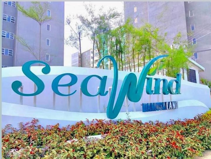 znak wiatru morskiego przed budynkiem w obiekcie SEAWIND TOWER 6 CONDOMINIUM w mieście Davao