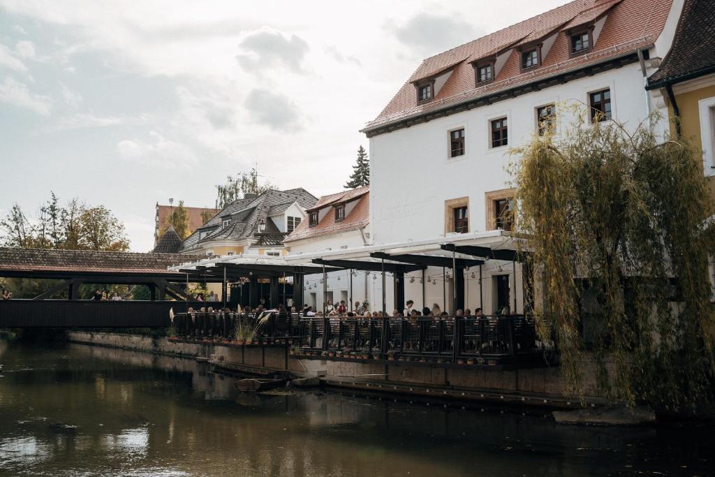 Výhled na řeku, která protéká v blízkosti hotelu