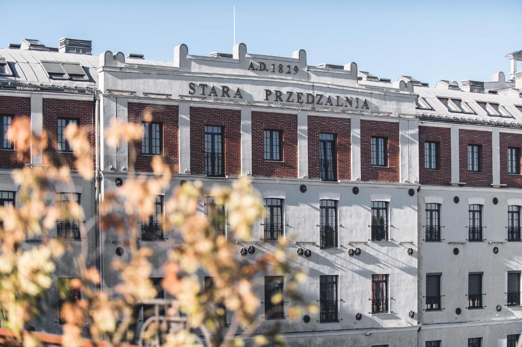 een gebouw met een bord aan de zijkant bij Aparthotel Stara Przędzalnia in Żyrardów