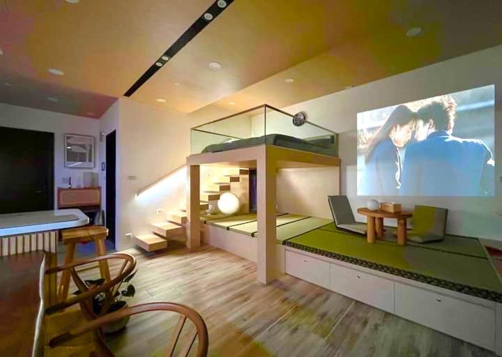 una camera con un letto e un computer portatile di 怡蘭灣海景溫泉 a Hsin-hsing