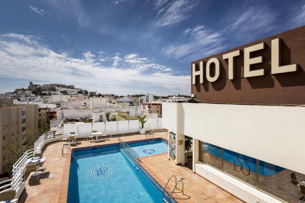 um hotel com piscina no topo de um edifício em Hotel Royal Plaza em Ibiza