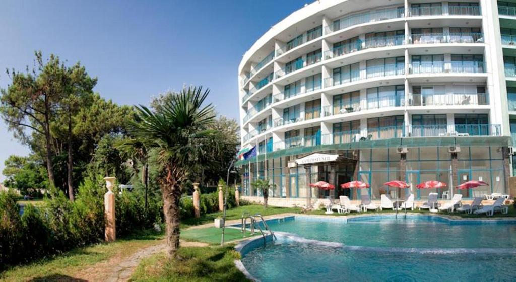 um hotel com piscina em frente a um edifício em Colosseum 2 Aparthotel em Sunny Beach