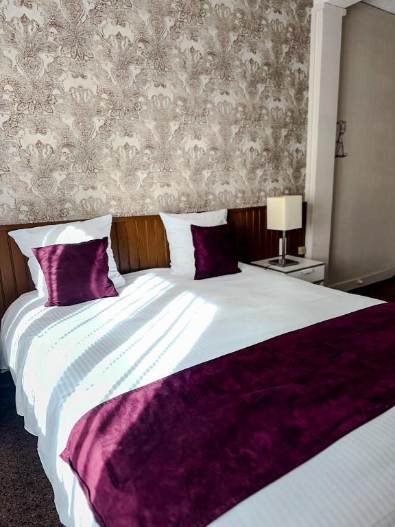 Postel nebo postele na pokoji v ubytování Logis Hôtel-Restaurant La Coupe d'Or
