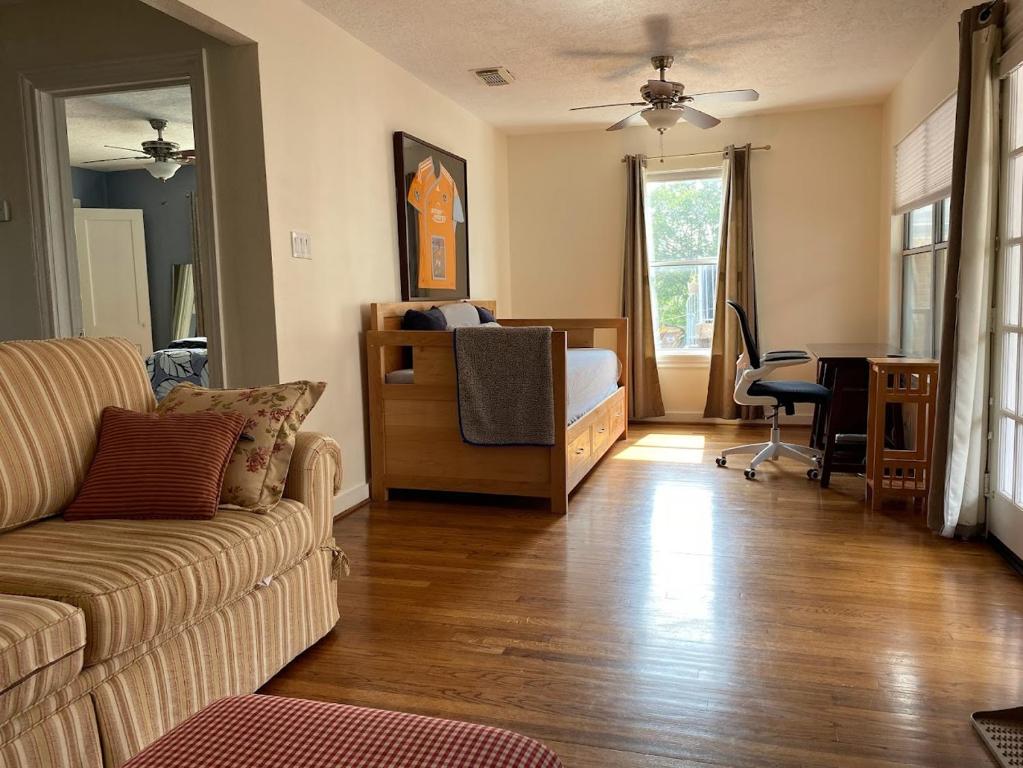 ein Wohnzimmer mit Sofa und ein Schlafzimmer in der Unterkunft Sunny, Fully Equipped Kitchen, Dedicated Workspace, Oversized - Superhost in Houston