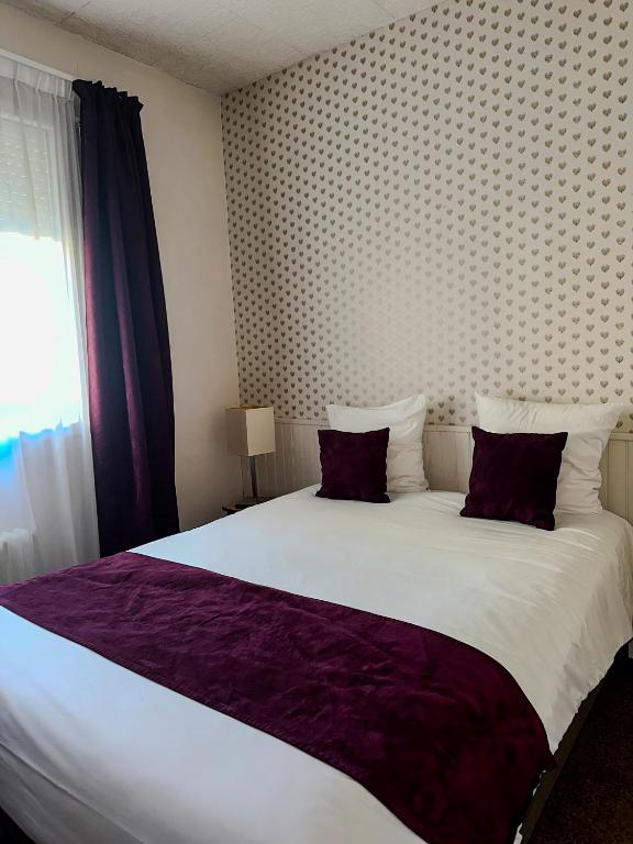 Postel nebo postele na pokoji v ubytování Logis Hôtel-Restaurant La Coupe d'Or