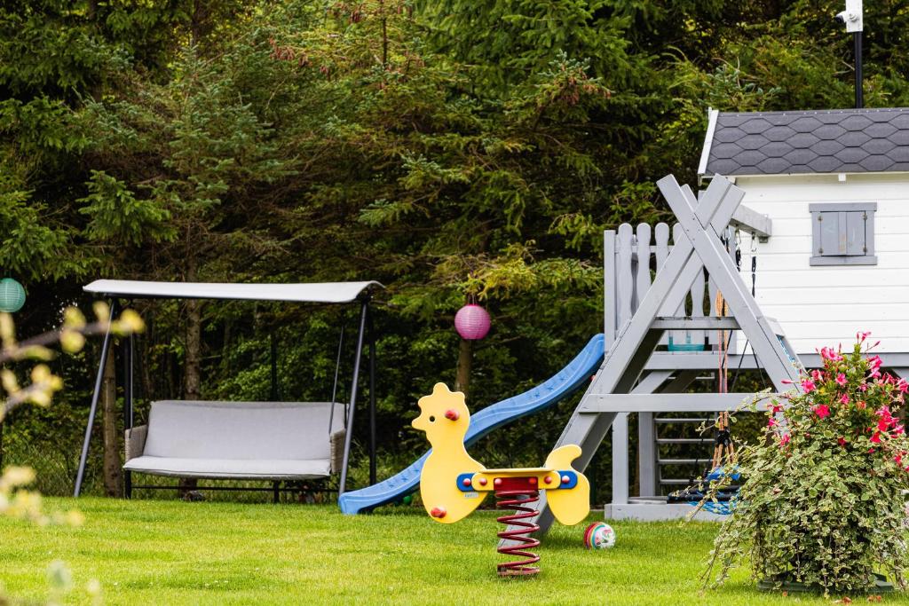 Plac zabaw dla dzieci w obiekcie Ferienhäuser Natureck - Zakątek Natury