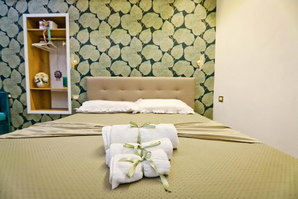 ナポリにあるCasa Diazのベッドルーム1室(ベッド1台にタオル2枚付)