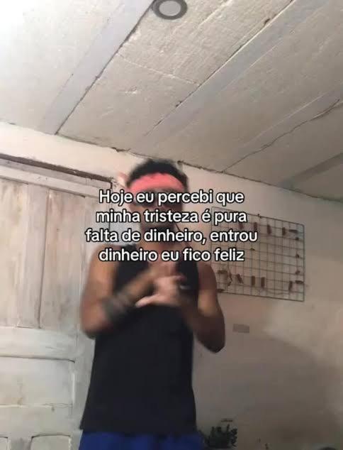 una persona de pie en una habitación con un cartel en el techo en Cass en Itaquaquecetuba