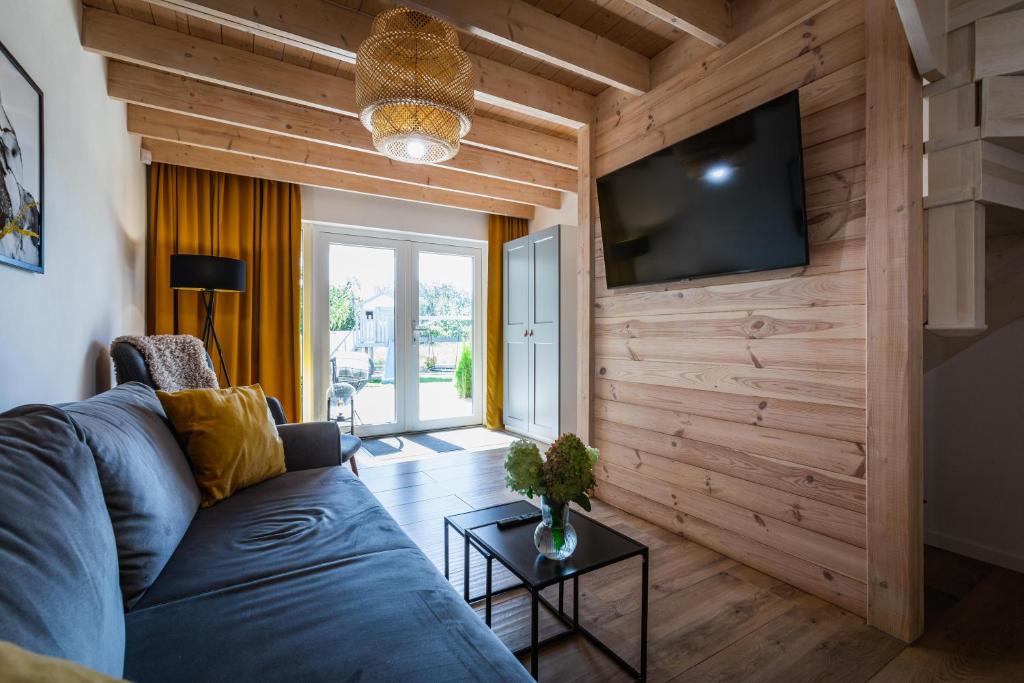 Telewizja i/lub zestaw kina domowego w obiekcie Ferienhäuser Natureck - Zakątek Natury