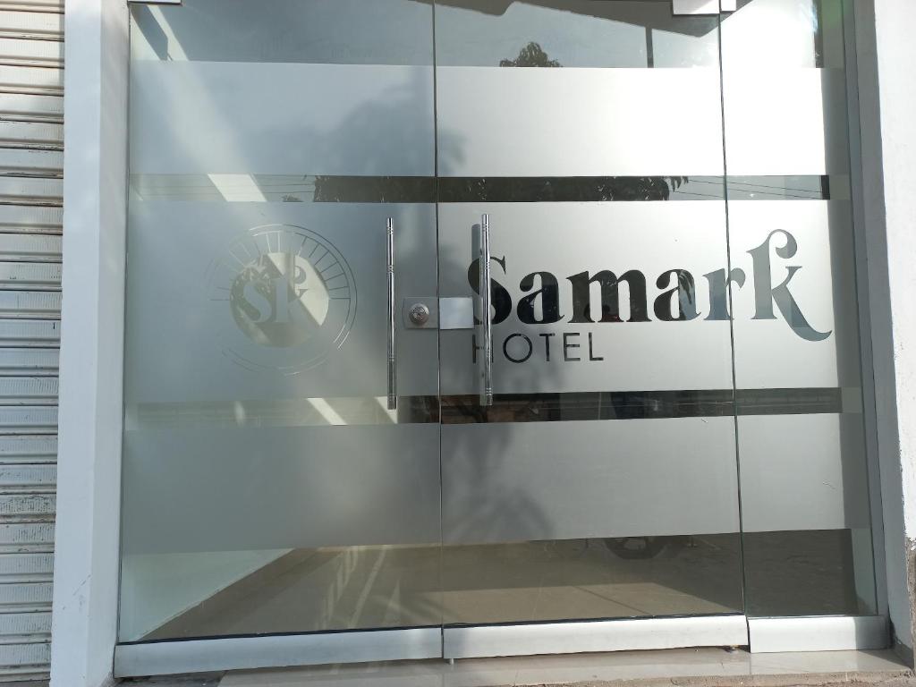 una puerta de cristal con un cartel en ella en Hotel Samark Valledupar, en Valledupar