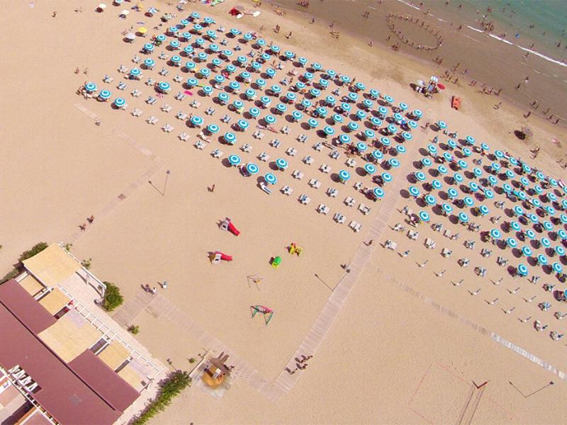 an overhead view of a beach with lots of umbrellas at Baia Degli Aranci Suite & Apartments in Vieste