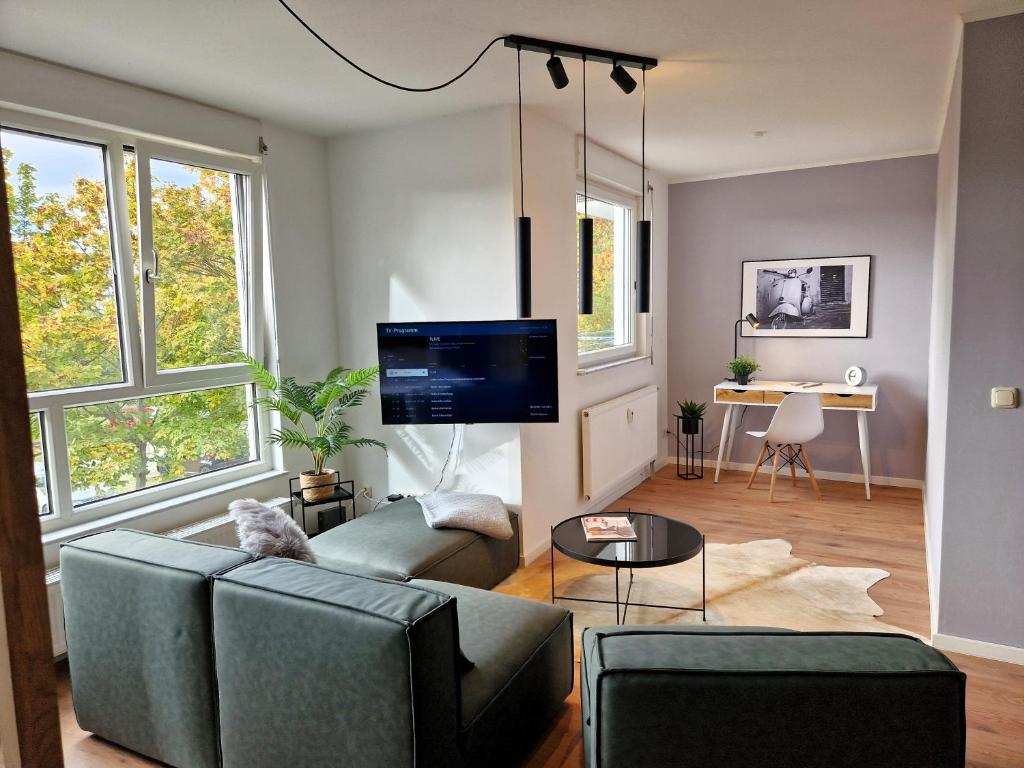 格拉的住宿－Karls Apartment - B24，带沙发和电视的客厅