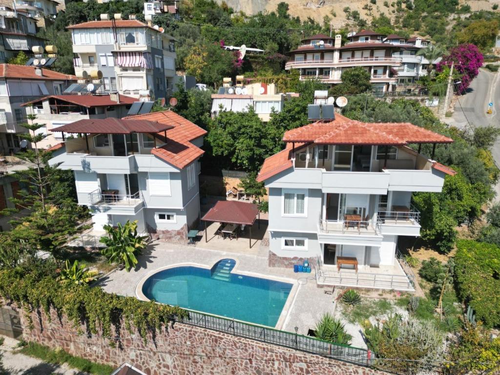 una vista aérea de una casa con piscina en Villa taş en Alanya