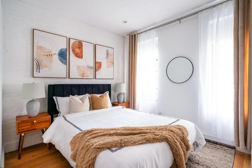 ein Schlafzimmer mit einem Bett mit einer Decke darauf in der Unterkunft 1290-8 New Renovated 2 Bedrooms in UES in New York