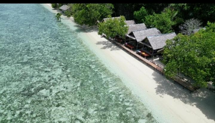 eine Luftansicht eines Resorts am Strand in der Unterkunft Mambetron Homestay Raja Ampat in Pulau Mansuar