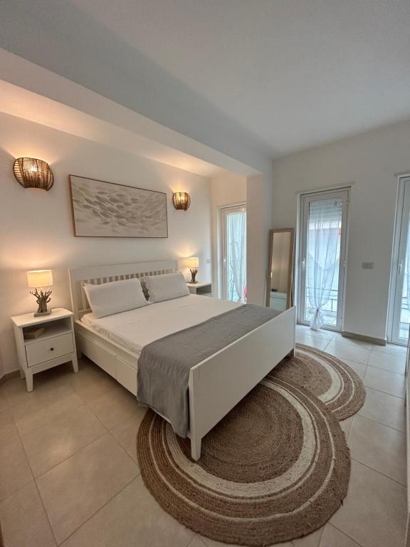 - une grande chambre avec un grand lit et un tapis dans l'établissement A casa del nonno Jack, à Letojanni