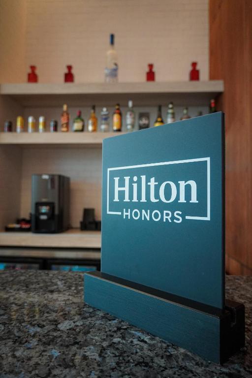 Um certificado, prêmio, placa ou outro documento exibido em Hampton Inn By Hilton Cancun Cumbres
