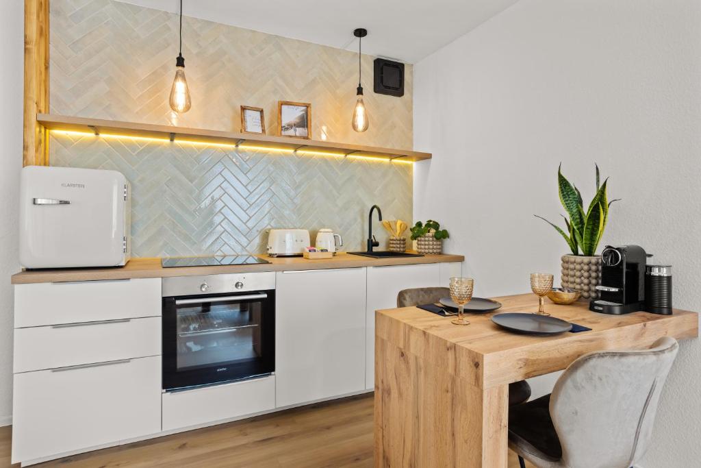 a kitchen with a table and a counter top at Gemütliche Wohnung mit Charme - Smart TV in Gießen