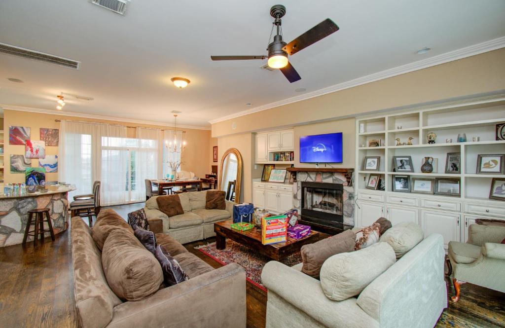 uma sala de estar com dois sofás e uma lareira em Benny DaJets Home- 4 Bedroom, Balconies, Nearby Attractions, Sleeps 12 em Houston