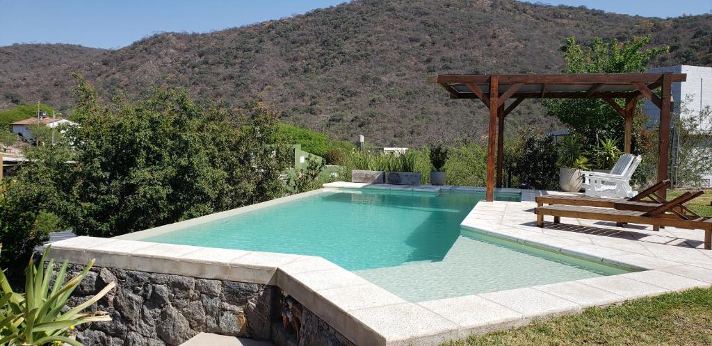- une piscine avec une table et un banc dans l'établissement Casa Sierras de Córdoba Villa el Diquecito, à La Calera