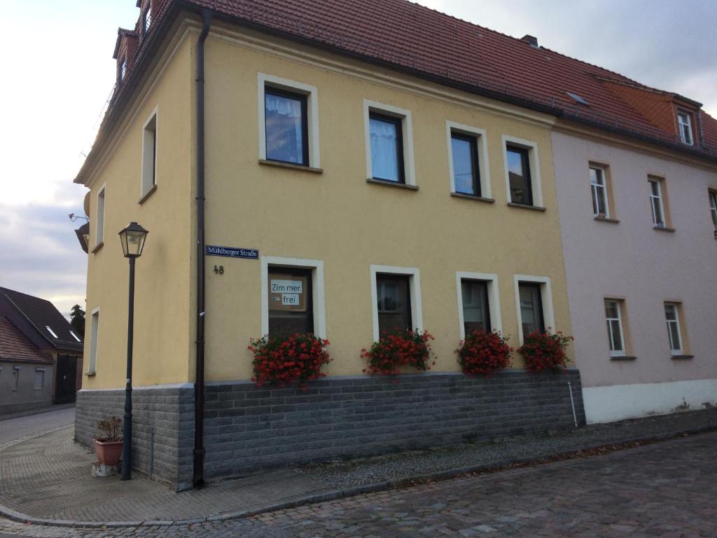 a yellow house with flower boxes on the side of it at Otterbau in Belgern