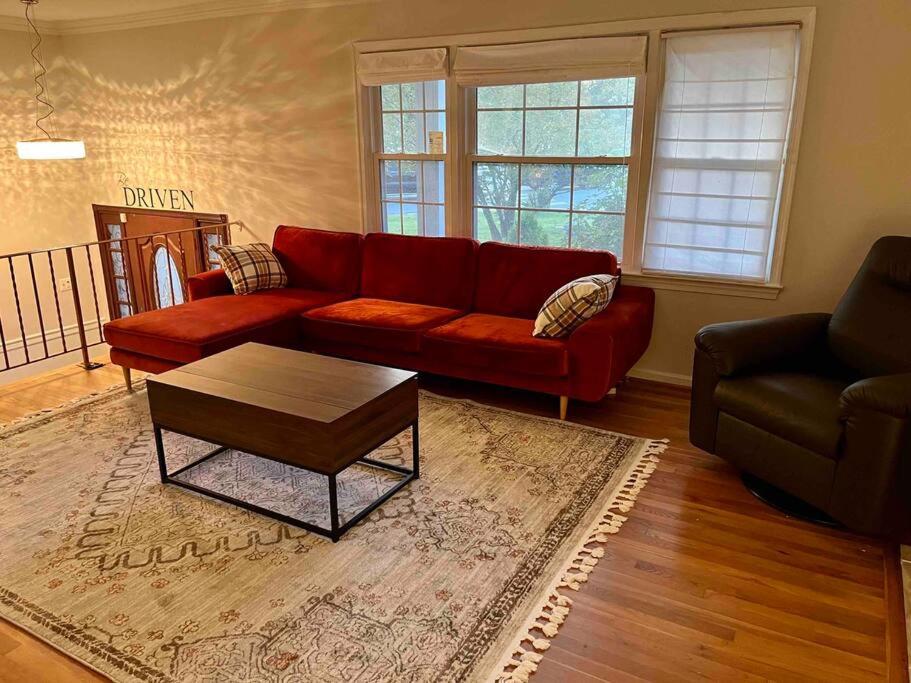 A seating area at Beautiful New Everything 3BD House in Hayfield