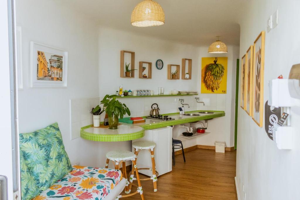 een woonkamer met een wastafel en een bank bij King's Apartments 302 in Cartagena