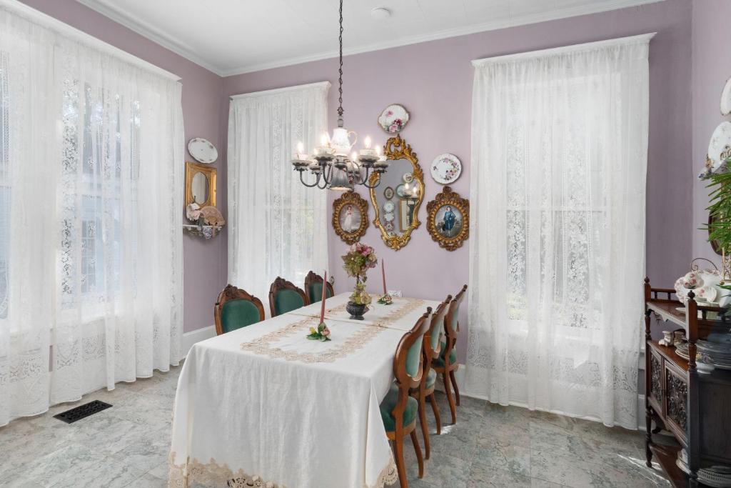 Ross Mansion Bed & Breakfast - Deluxe King Room