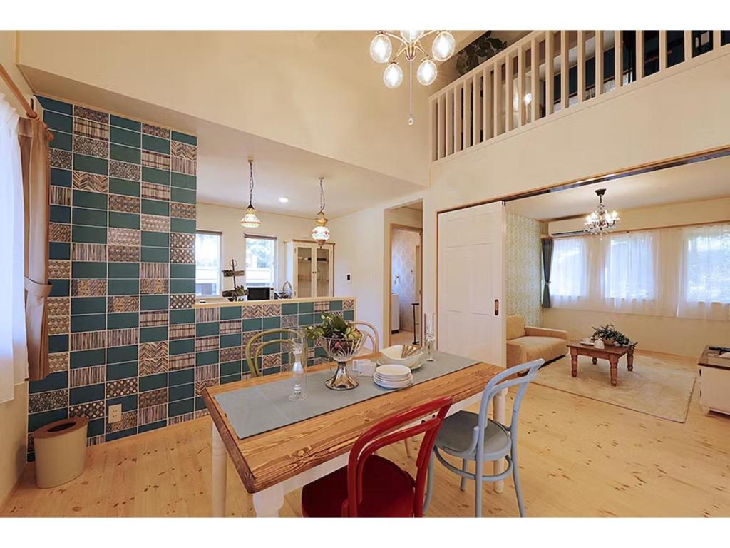 uma cozinha e sala de estar com mesa e cadeiras em Class Vesso Tateshina - Vacation STAY 51965v em Chino