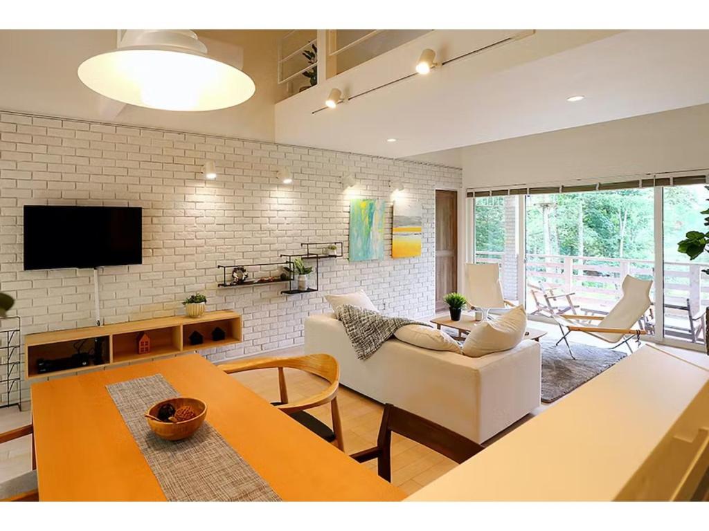 sala de estar con sofá y mesa en Class Vesso Tateshina - Vacation STAY 51972v, en Chino