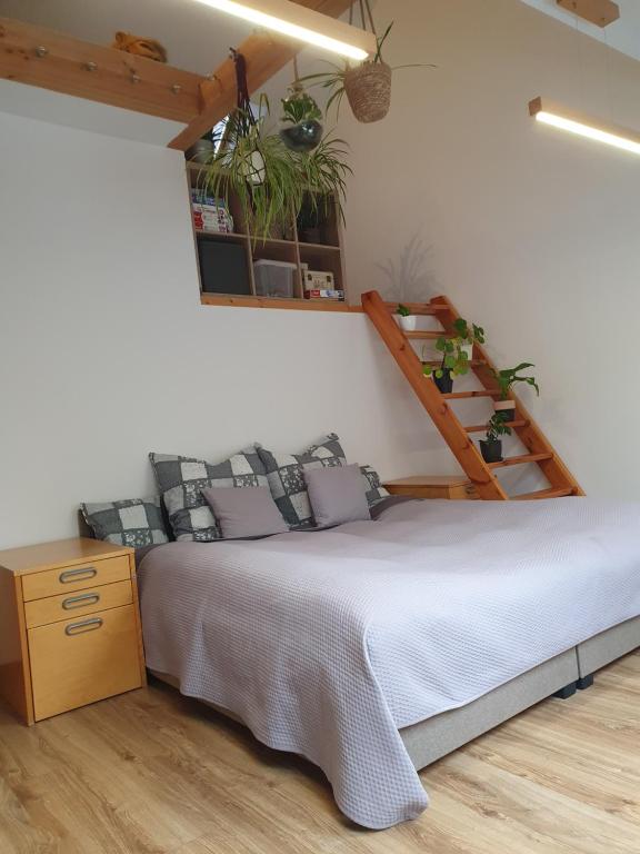 um quarto com uma cama com plantas na parede em Apartament Piękny Widok em Bardo