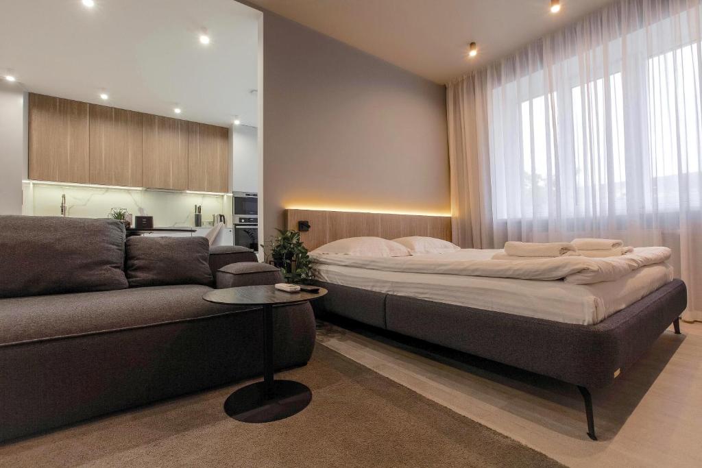 sypialnia z dużym łóżkiem i kanapą w obiekcie Cactus Apartments 2 w Iwano-Frankiwsku