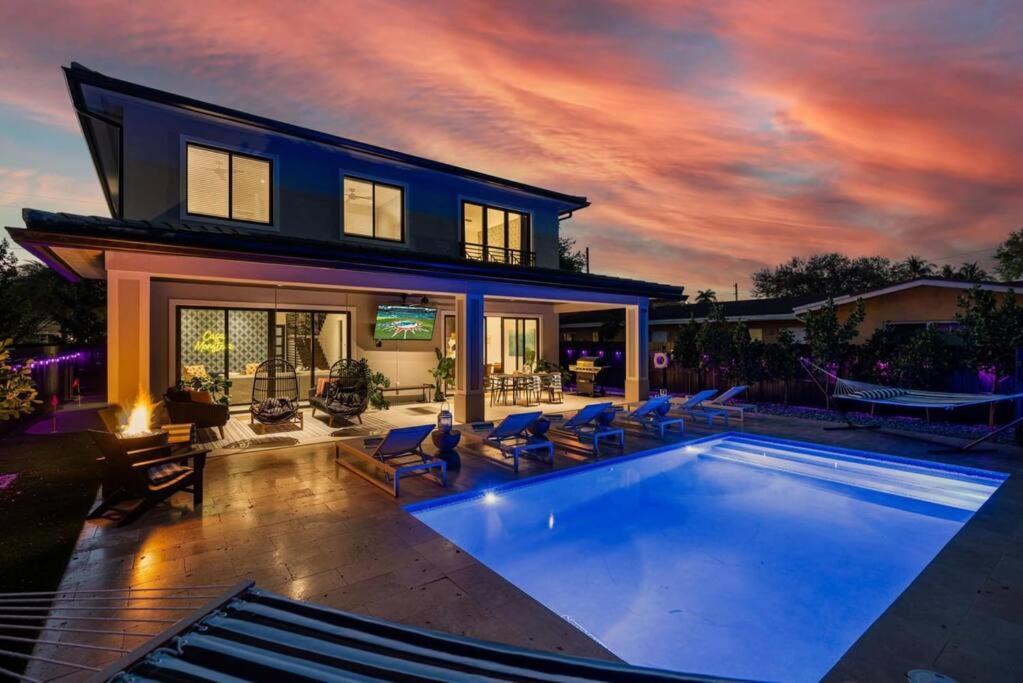 uma casa com piscina em frente a uma casa em Heated Saltwater Pool, Arcades, Golf - 5min to Las Olas Boulevard em Fort Lauderdale
