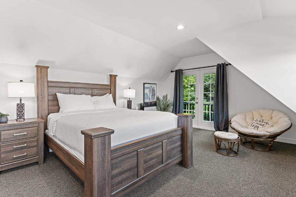 1 dormitorio con 1 cama grande y 1 silla en Private Mountainside Home en Chilliwack