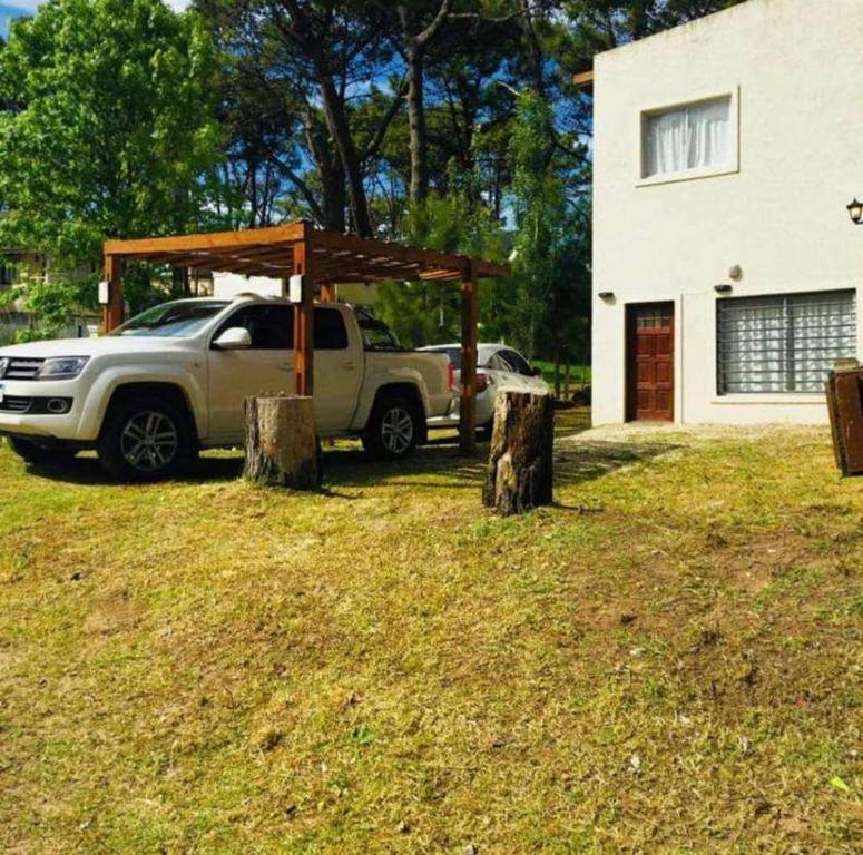 un camión estacionado en un patio al lado de una casa en casa a 1 del mar, en Mar Azul