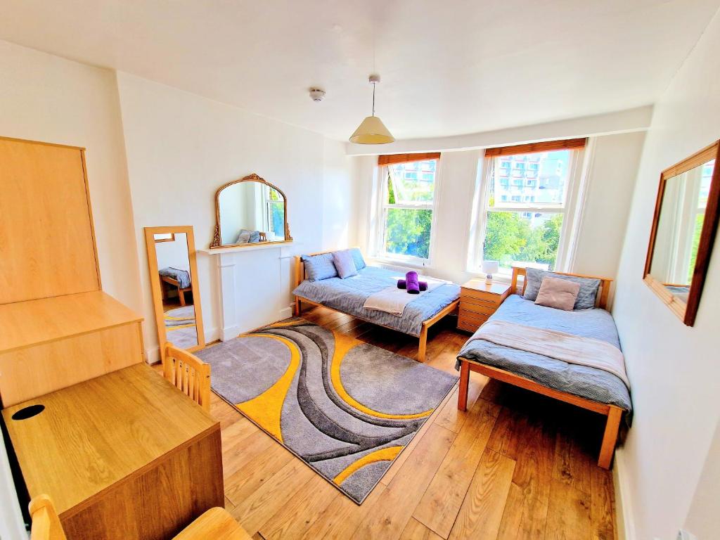 uma sala de estar com um sofá e uma mesa em King's Cross 4 Bedrooms Home with Private Rooftop em Londres