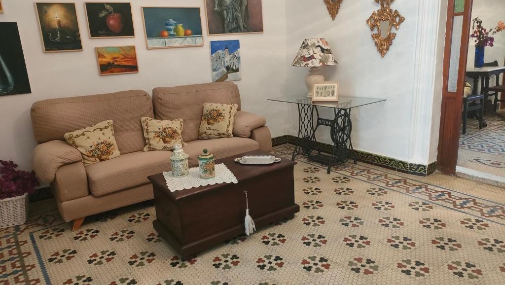 a living room with a couch and a coffee table at Una casa azul en el sur in Manzanilla