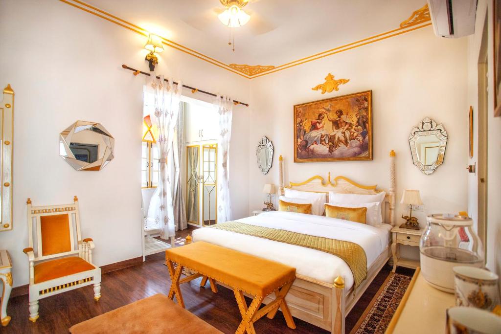 Postel nebo postele na pokoji v ubytování The Royal Hermitage - Best Luxury Boutique Hotel Jaipur