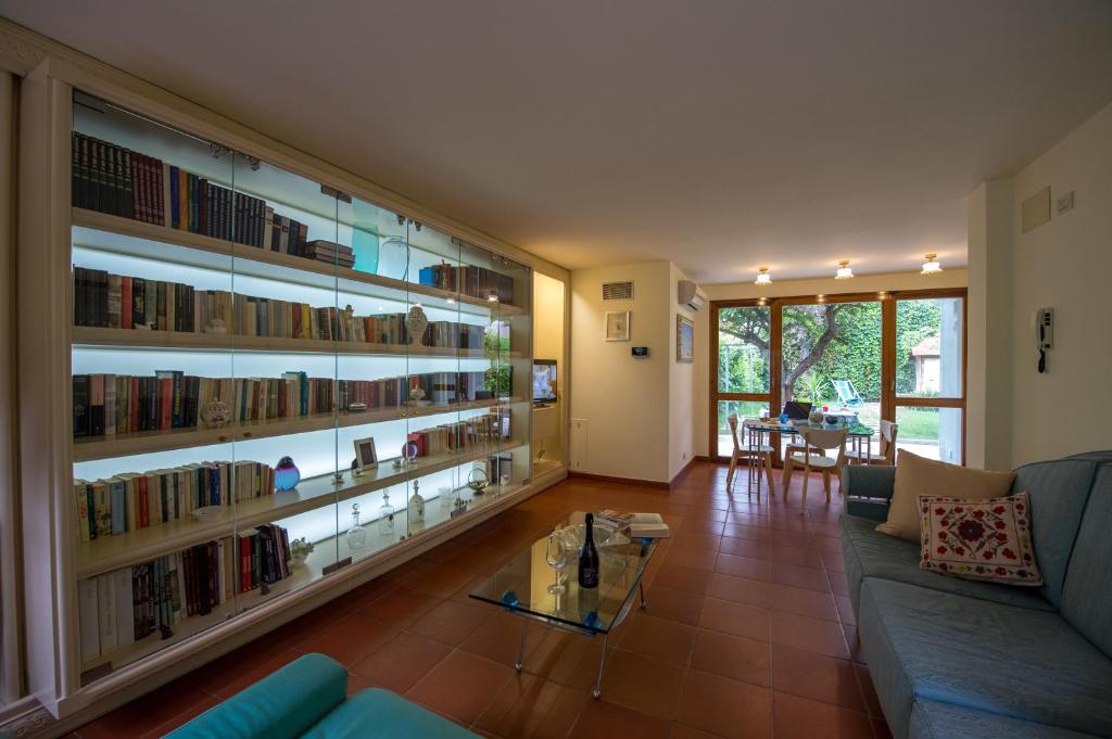 una sala de estar con una gran pared de libros en Villa Les Tortues, en Cattolica