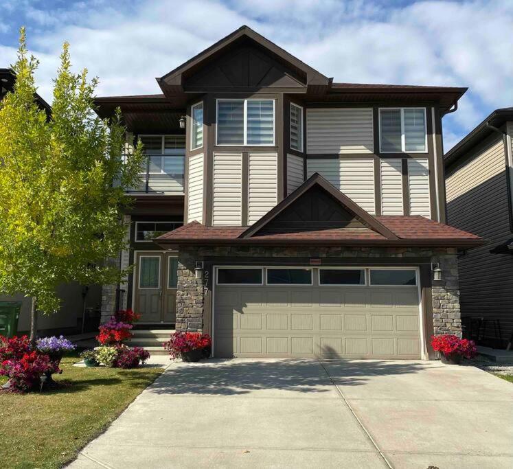 une maison avec un garage en face dans l'établissement Home Away From Home, à Calgary