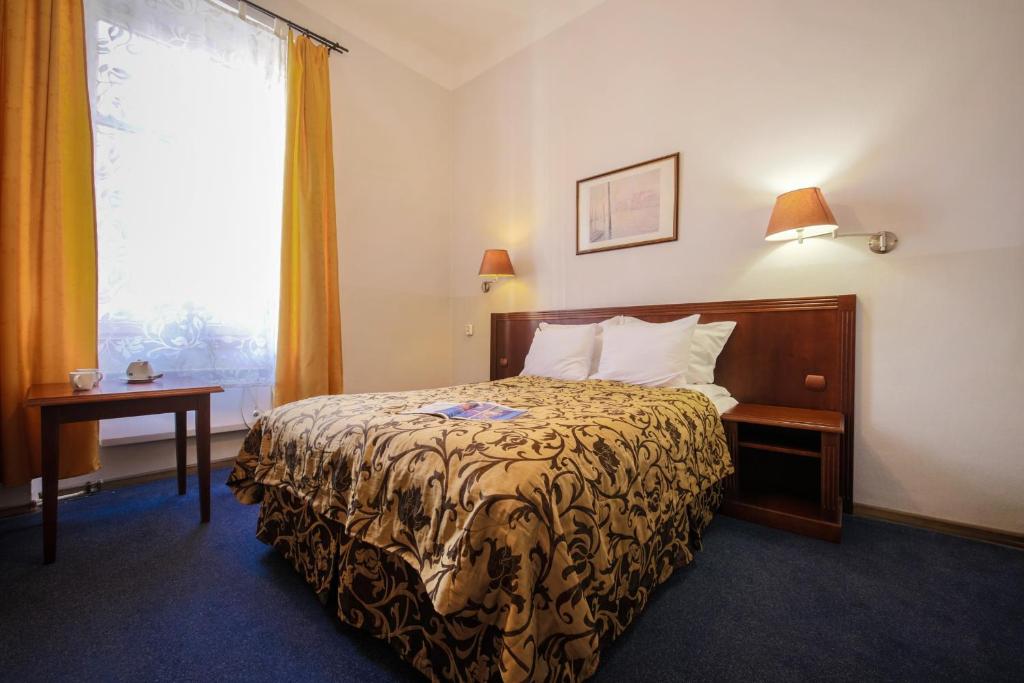 pokój hotelowy z łóżkiem i oknem w obiekcie Red Carpet Hostel w Krakowie