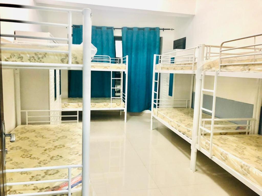 Palanda nebo palandy na pokoji v ubytování Hostel Bedspace in Al Barsha 1 Near Mashreq Metro