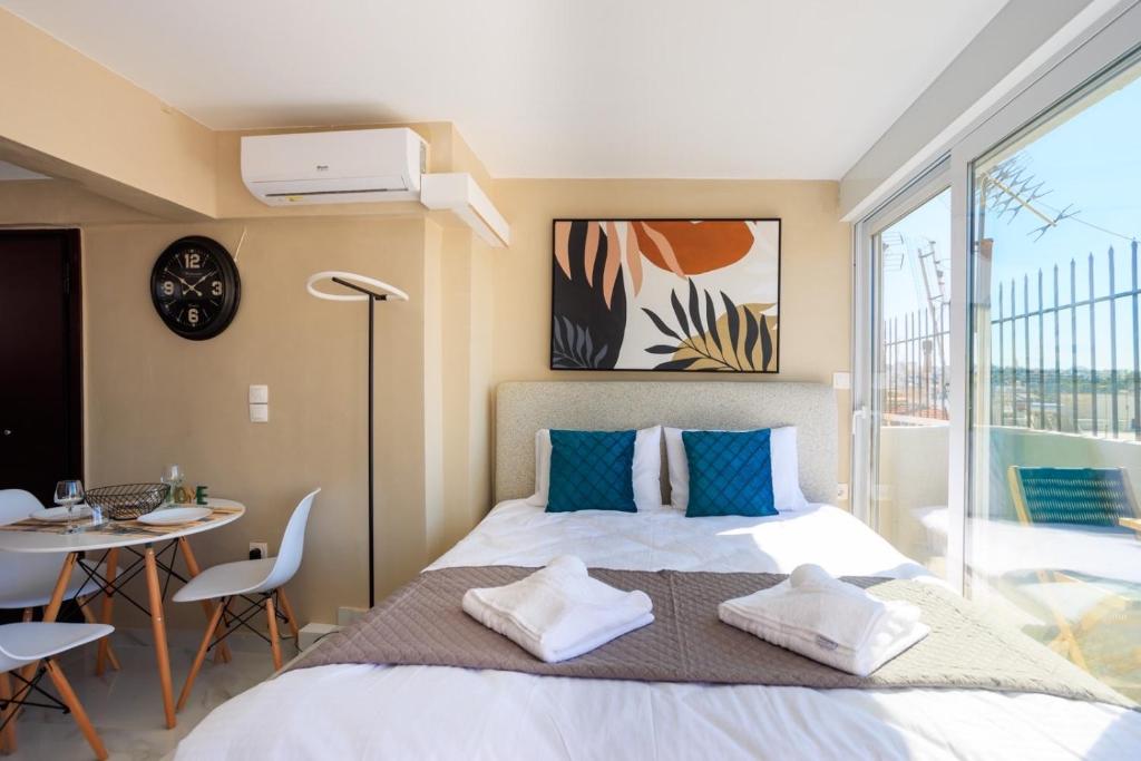 Postel nebo postele na pokoji v ubytování Aiolos new Smyrni view loft suite