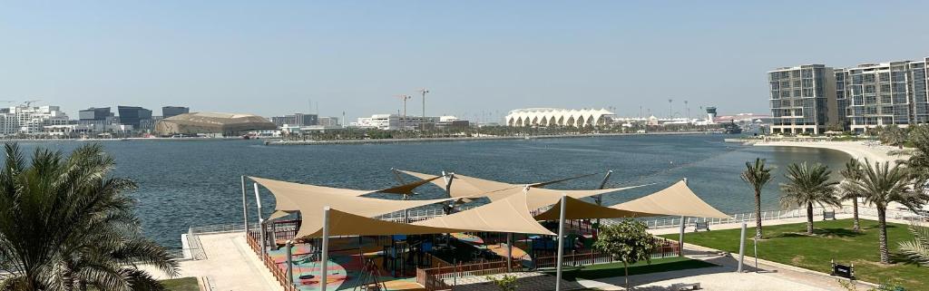 einen Blick auf einen großen Wasserkörper mit Gebäuden in der Unterkunft Paradis De La Mer Al Zeina 507A1 in Abu Dhabi