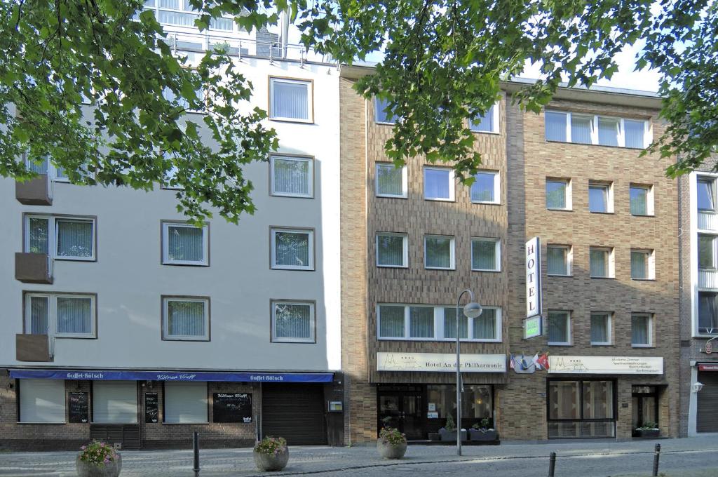 um edifício de apartamentos na esquina de uma rua em Hotel An der Philharmonie em Colônia