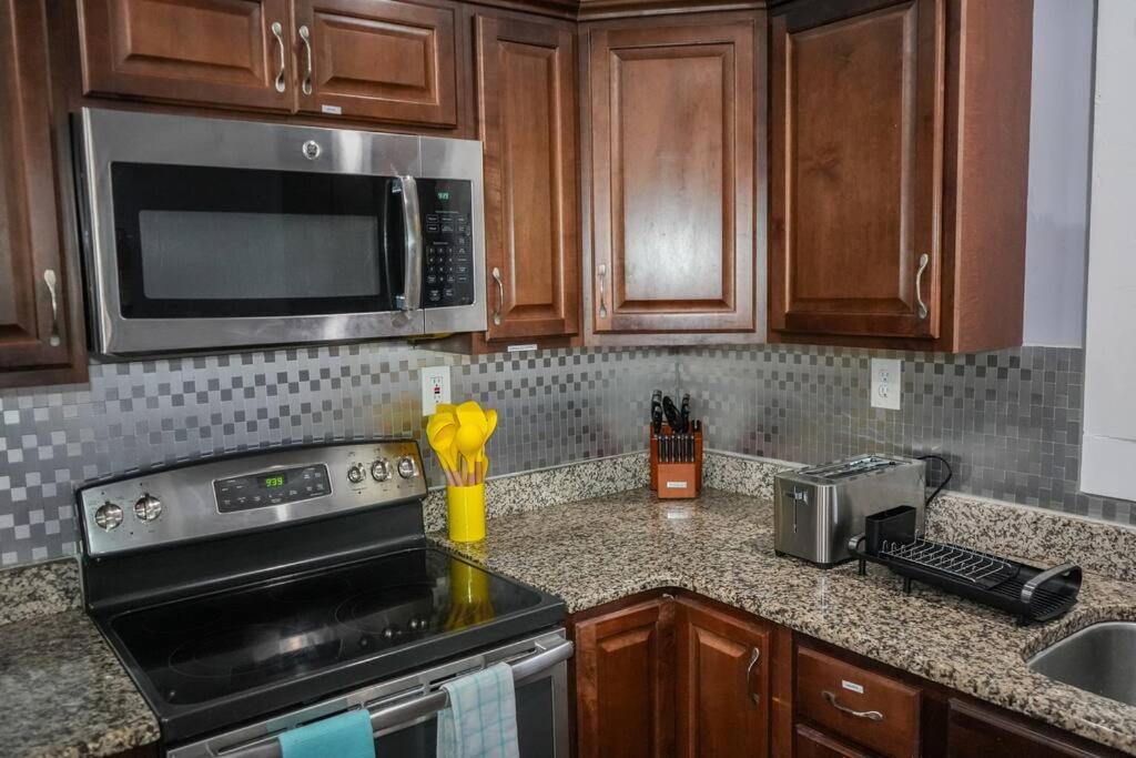 Кухня или мини-кухня в Historic Coastal Haven- Pet Friendly Fast Wi-Fi

