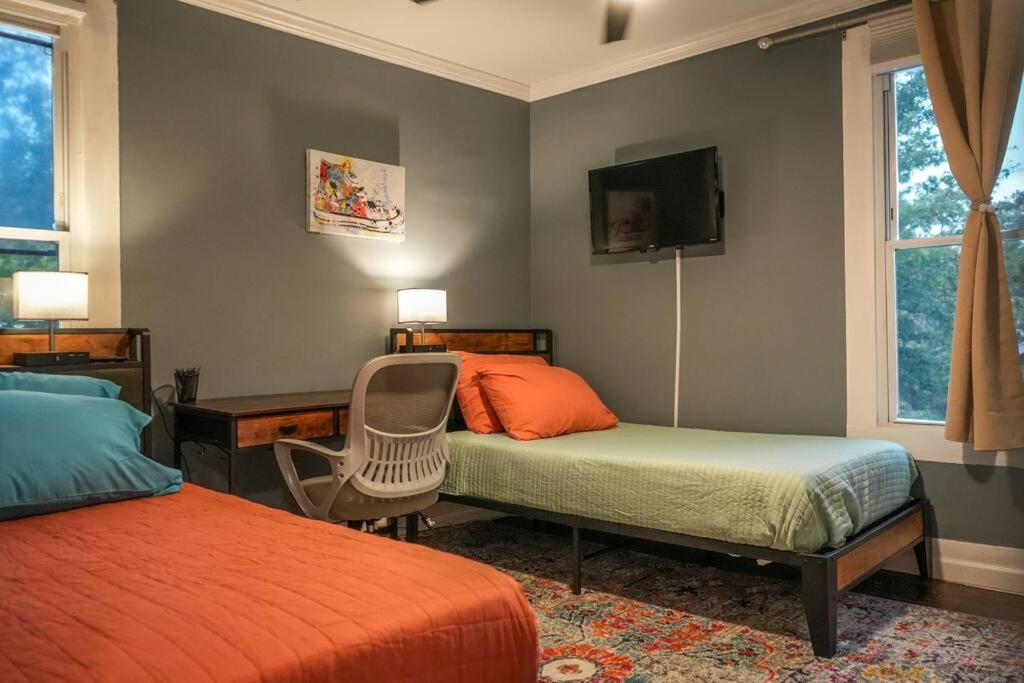 Кровать или кровати в номере Historic Coastal Haven- Pet Friendly Fast Wi-Fi