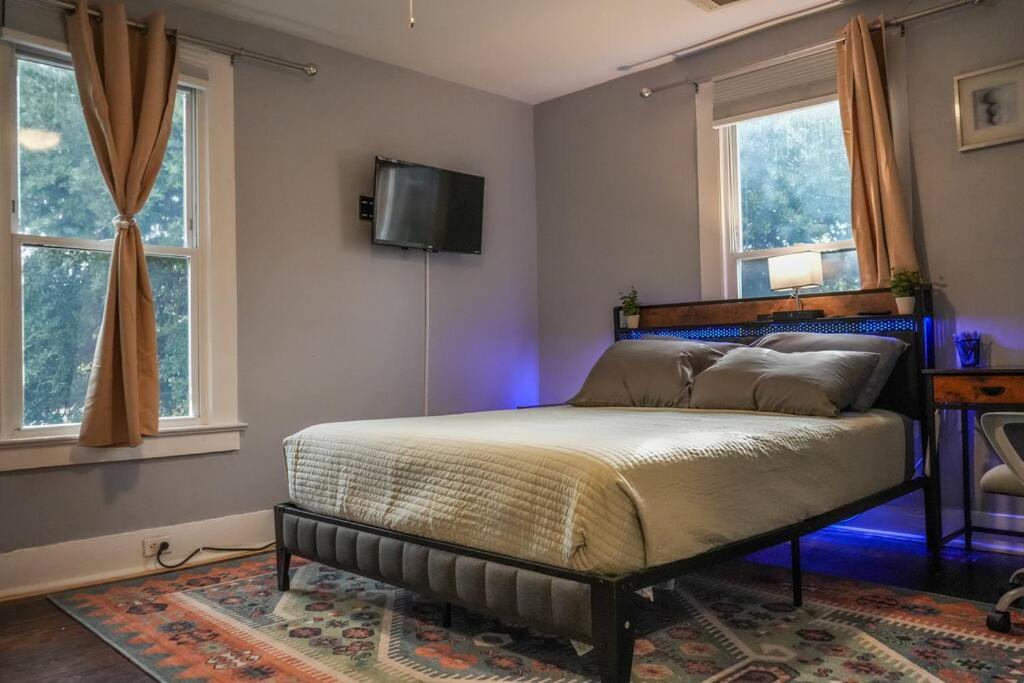 Кровать или кровати в номере Historic Coastal Haven- Pet Friendly Fast Wi-Fi
