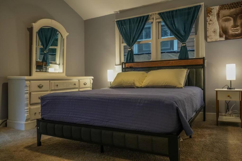 Кровать или кровати в номере Historic Coastal Haven- Pet Friendly Fast Wi-Fi